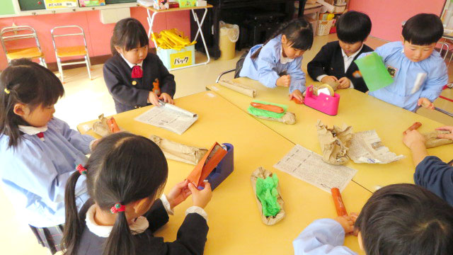 お店屋さんごっこの準備を頑張っています1